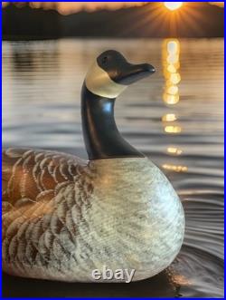 Big Sky Carvers Hand Carved/Painted & Signed By THE KISSY DUNHAM Canadian Goose
