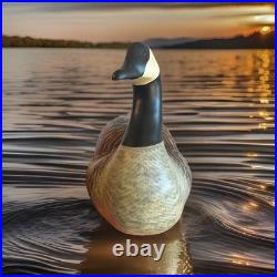 Big Sky Carvers Hand Carved/Painted & Signed By THE KISSY DUNHAM Canadian Goose