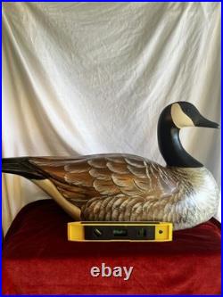 Big Sky Carvers Hand Carved/Painted & Signed By THE KISSY DUNHAM Canadian Goose