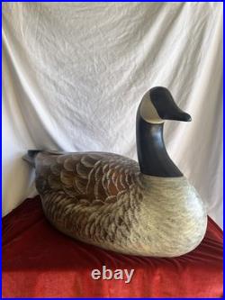 Big Sky Carvers Hand Carved/Painted & Signed By THE KISSY DUNHAM Canadian Goose