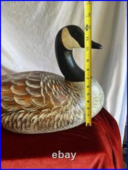 Big Sky Carvers Hand Carved/Painted & Signed By THE KISSY DUNHAM Canadian Goose