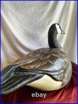 Big Sky Carvers Hand Carved/Painted & Signed By THE KISSY DUNHAM Canadian Goose