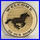 Big-Sky-Carvers-Horse-Sign-WELCOME-TO-OUR-HOME-Hanging-Decor-3D-Signed-Vintage-01-bfh