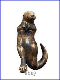 Big Sky Carvers Otter Limited Carving 1042 /1250 Clam In Hands