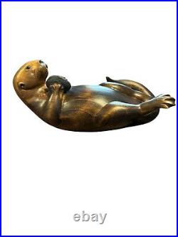 Big Sky Carvers Otter Limited Carving 1042 /1250 Clam In Hands