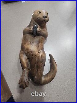 Big Sky Carvers Otter Limited Carving 839 /1250 Clam In Hands