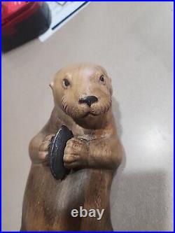 Big Sky Carvers Otter Limited Carving 839 /1250 Clam In Hands