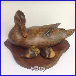 Big Sky Carvers lg. Carved Wooden Female Duck with Two Babies at Her Side Signed