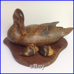 Big Sky Carvers lg. Carved Wooden Female Duck with Two Babies at Her Side Signed