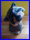 Rare-1996-Big-Sky-Carvers-Wood-Carved-Raccoon-Holding-Fish-Sculpture-01-ao